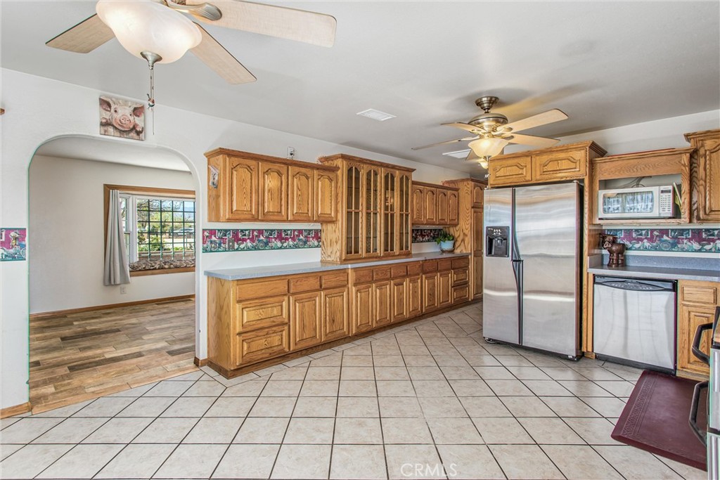 7045 Oak Hill Road Oak Hills, CA 92344 - Photo 7 of 30 Lots of cabinets and counter space