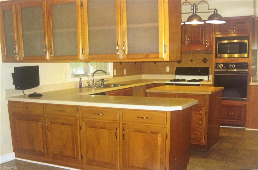 1501 Cardiff Lane High Point, NC 27265 - Photo 3 of 21 Gallery Image 3