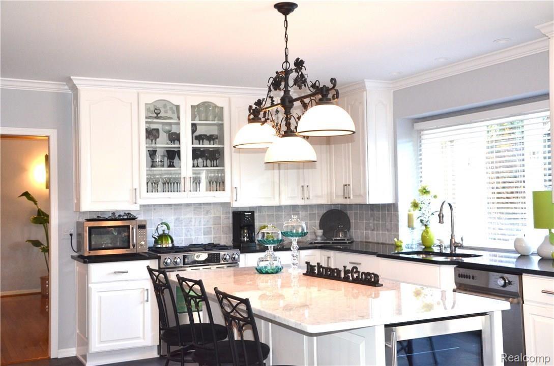 5806 Wellwood Drive Rochester, MI 48306 - Photo 17 of 76 Plenty of counter space for the Master Chef!!!