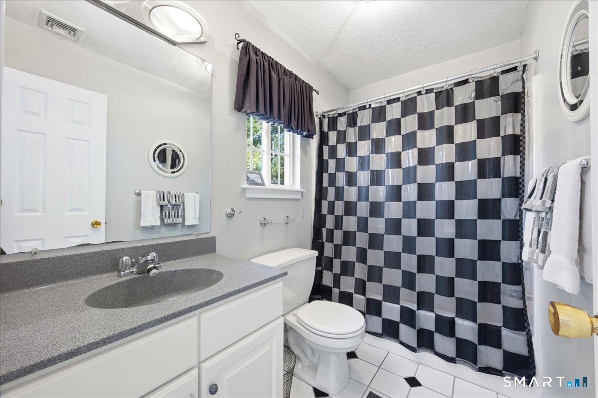 21 Apple Way Madison, CT 06443 - Photo 22 of 27 En-suite