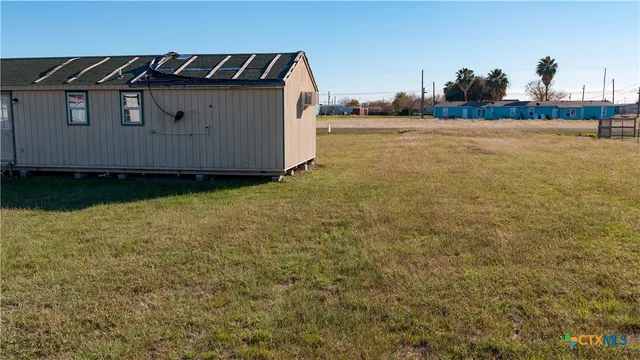 a view of a back yard