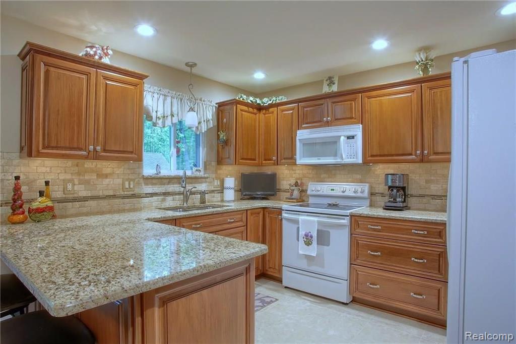 11031 Messmore Road Utica, MI 48317 - Photo 3 of 30