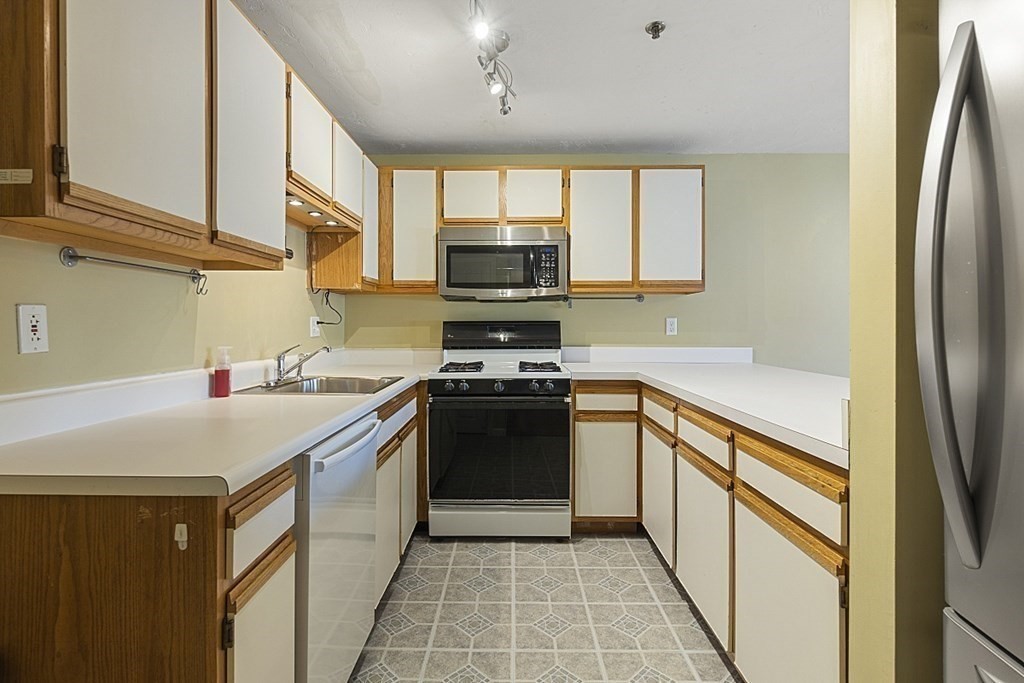 360 Littleton Road, Unit F2 Chelmsford, MA 01824 - Photo 9 of 27 a kitchen with a sink stove and microwave