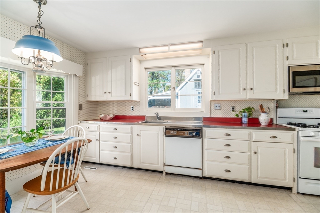 12 Vine Street Manchester, MA 01944 - Photo 21 of 39