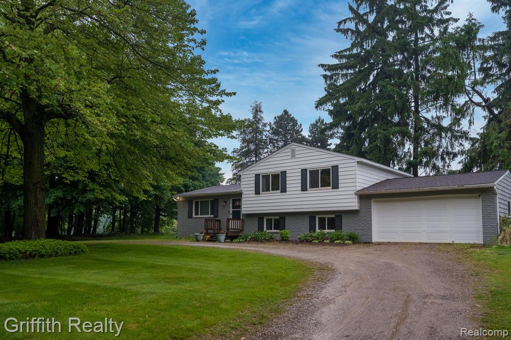 13557 Dunham Road Hartland, MI 48353 - Photo 4 of 29 Gallery Image 4