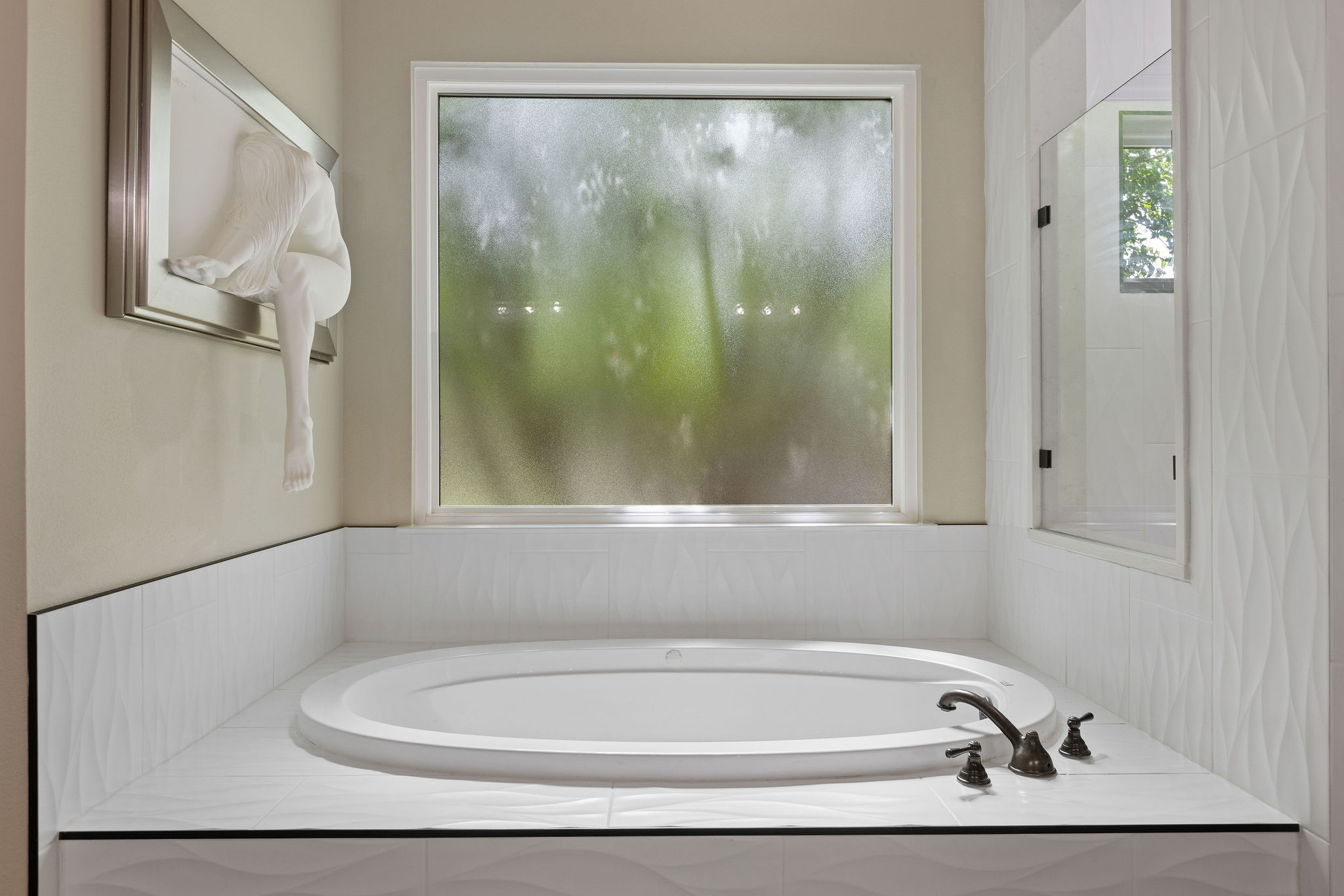 279 Rugged Earth Drive Austin, TX 78737 - Photo 28 of 40 a bathroom with a bathtub