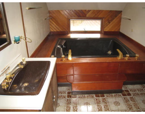 5 Wayside Inn Road Framingham, MA 01701 - Photo 10 of 11 a bathroom with a bathtub