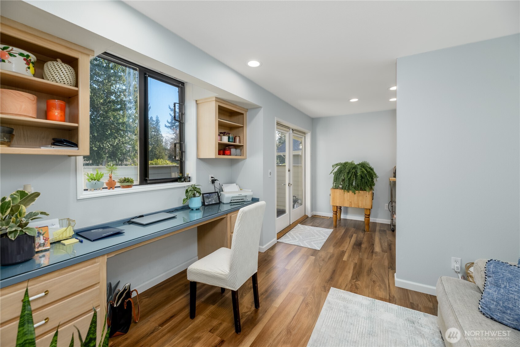 115 Fairway Drive Sequim, WA 98382 - Photo 20 of 39 a living room with furniture and a potted plant