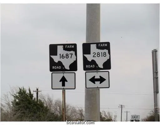 a street sign sitting on a wall
