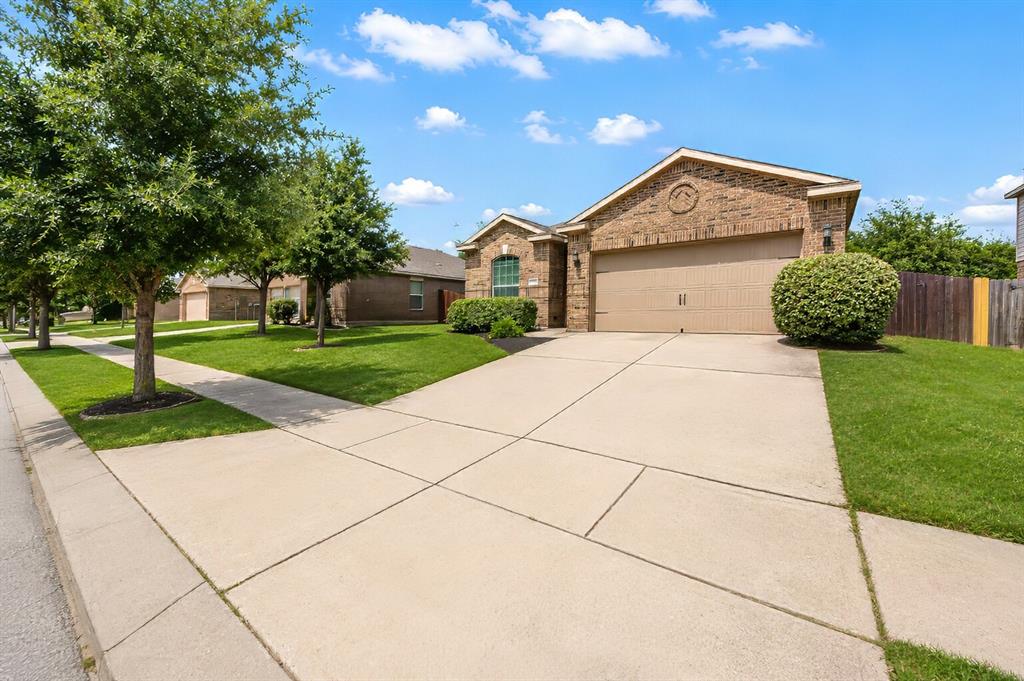 12645 Forest Lawn Road Rhome, TX 76078 - Photo 3 of 37