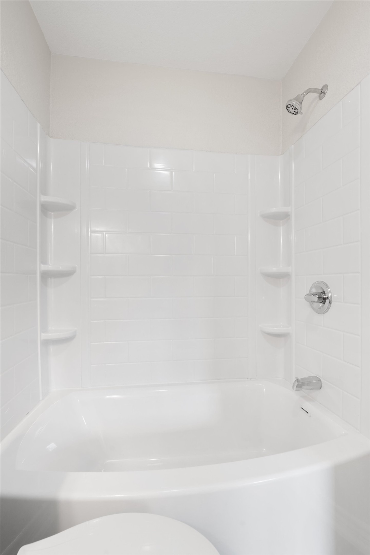 2532 Chaparral Trail Austin, TX 78744 - Photo 15 of 27 a bathroom with a bathtub