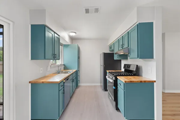 $2,100 | 2532 Chaparral Trail, Austin, TX 78744