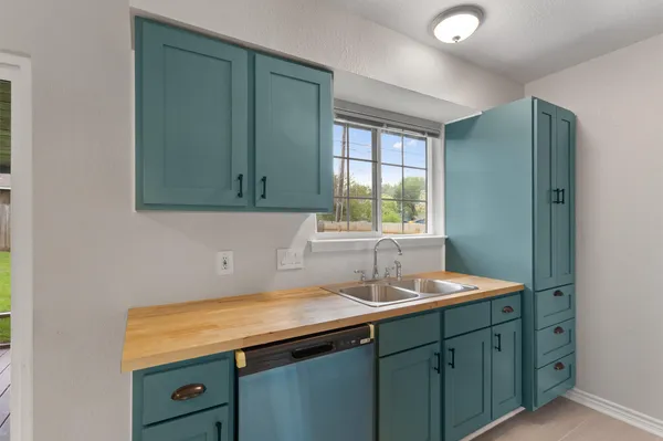 $2,100 | 2532 Chaparral Trail, Austin, TX 78744