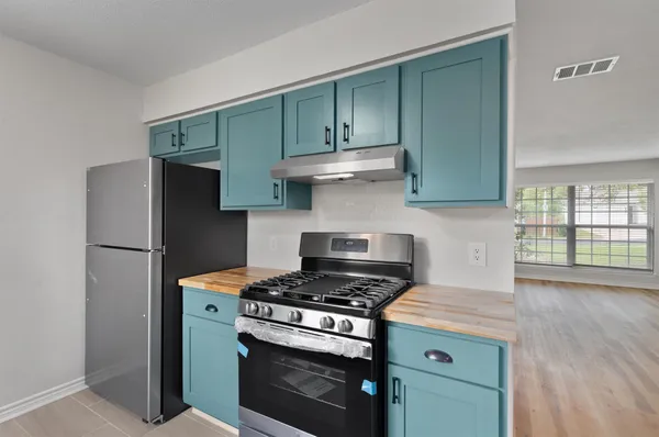 $2,100 | 2532 Chaparral Trail, Austin, TX 78744