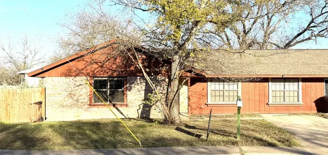 $1,394 | 530 South Guadalupe Street, Lockhart, TX 78644