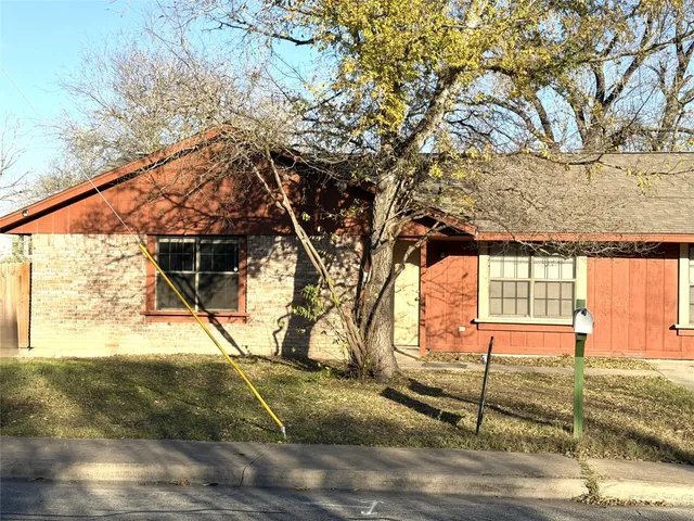 $1,394 | 530 South Guadalupe Street, Lockhart, TX 78644