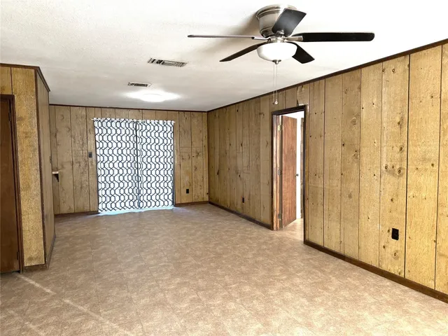 $1,394 | 530 South Guadalupe Street, Lockhart, TX 78644