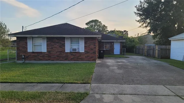 $1,400 | 204 5th Street, Chalmette, LA 70043
