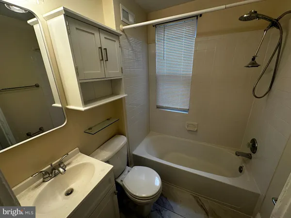 $3,850 | 1215 I Street Northeast, Washington, DC 20002