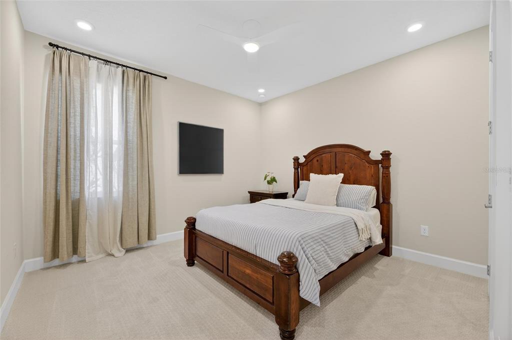 914 Signet Drive Apollo Beach, FL 33572 - Photo 37 of 100 a bedroom with a bed and a flat tv screen