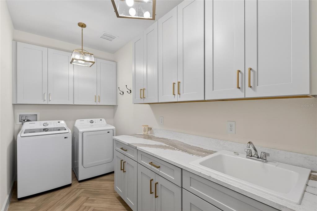 914 Signet Drive Apollo Beach, FL 33572 - Photo 46 of 100 a utility room with sink dryer and washer
