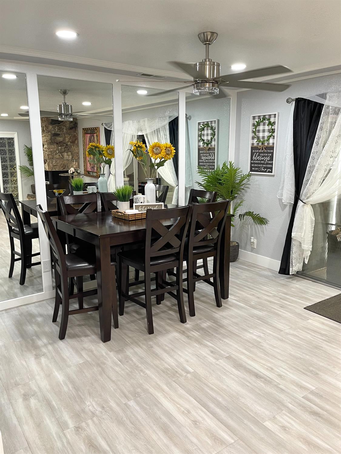2313 Thomas Street Ceres, CA 95307 - Photo 5 of 35 a view of a dining room with furniture