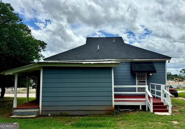 a view of a house with a yard