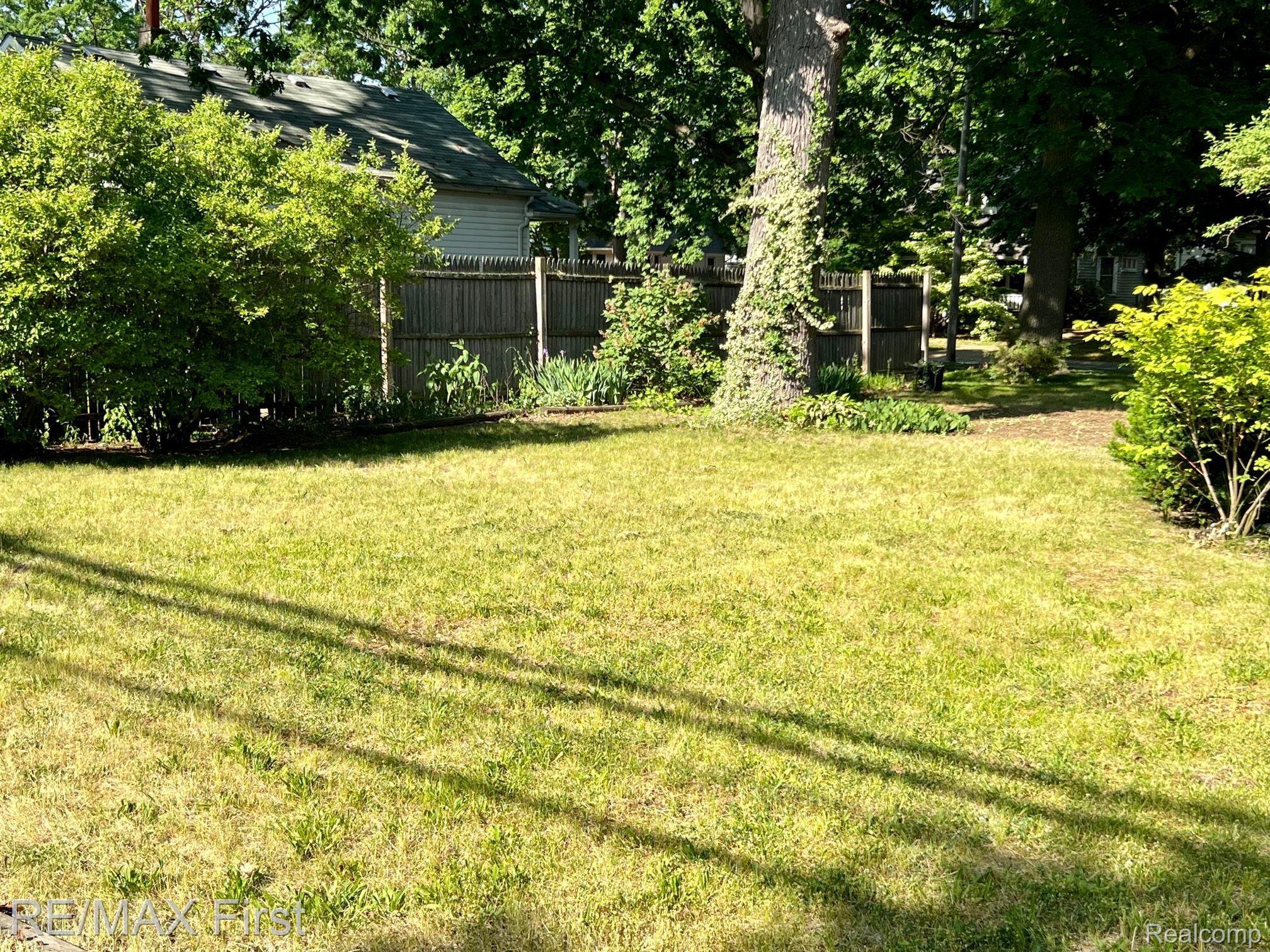 229 Stratford Road Ferndale, MI 48220 - Photo 21 of 26 Amazing Yard
