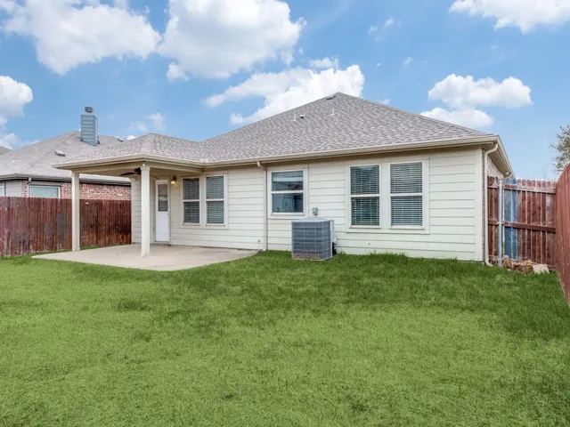 a view of a house with backyard