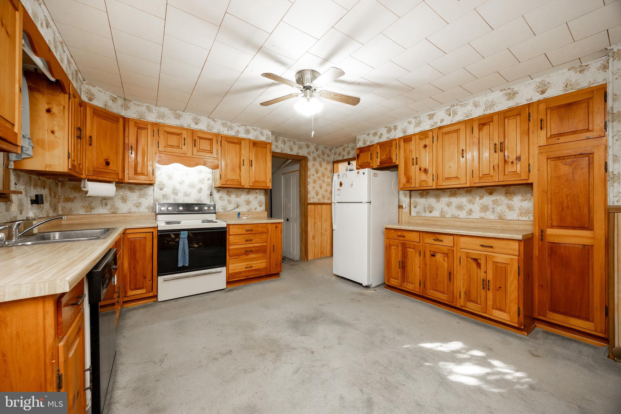 4 Boraten Road Royersford, PA 19468 - Photo 6 of 38 a kitchen with refrigerator cabinets and window
