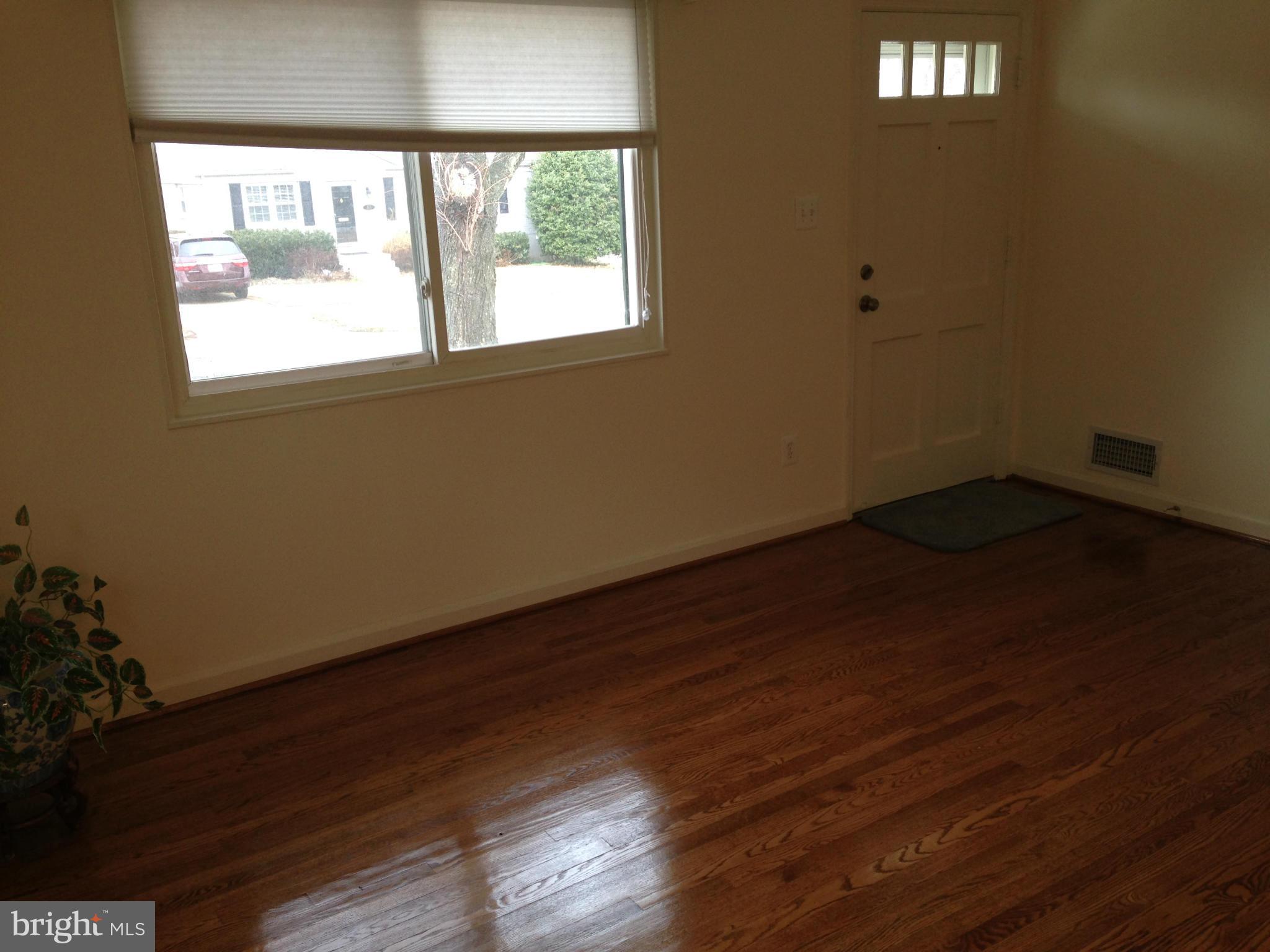 4716 Oxbow Road Rockville, MD 20852 - Photo 11 of 30 Living Room