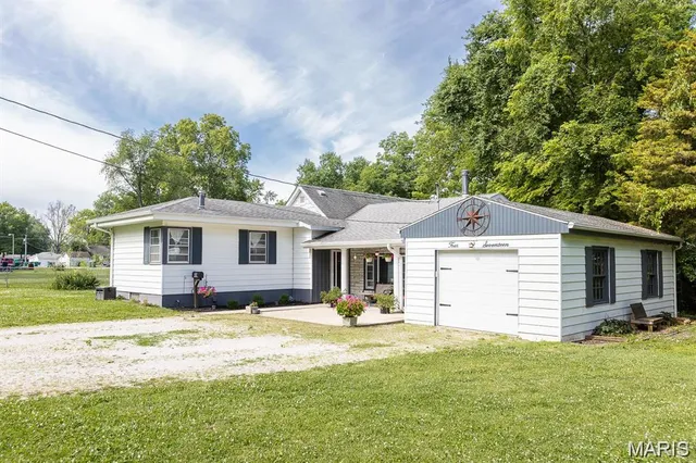 $1,695 | 417 North John Street, Mascoutah, IL 62258