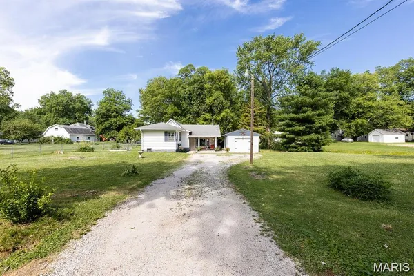 $1,695 | 417 North John Street, Mascoutah, IL 62258