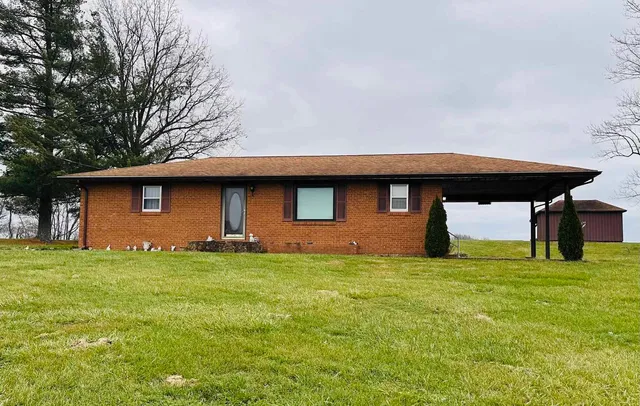 a view of a house with yard
