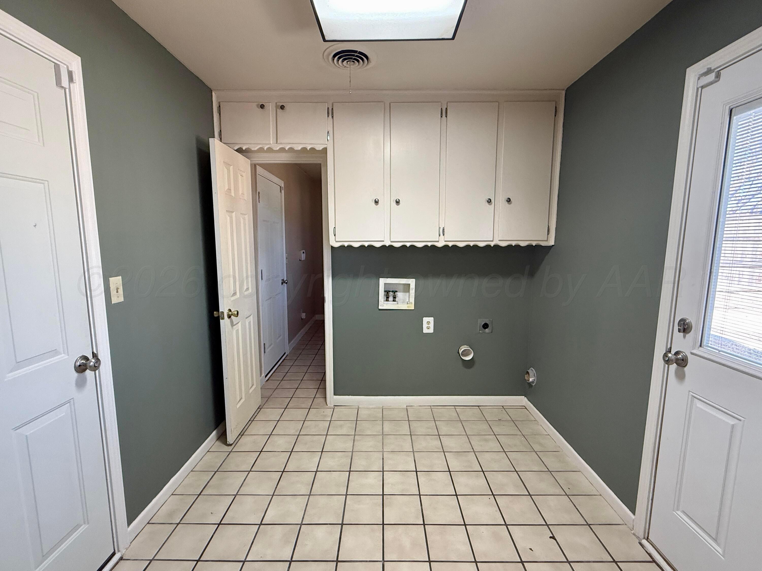 1509 Pellinore Street Borger, TX 79007 - Photo 10 of 22 a view of a livingroom with an empty space and a window