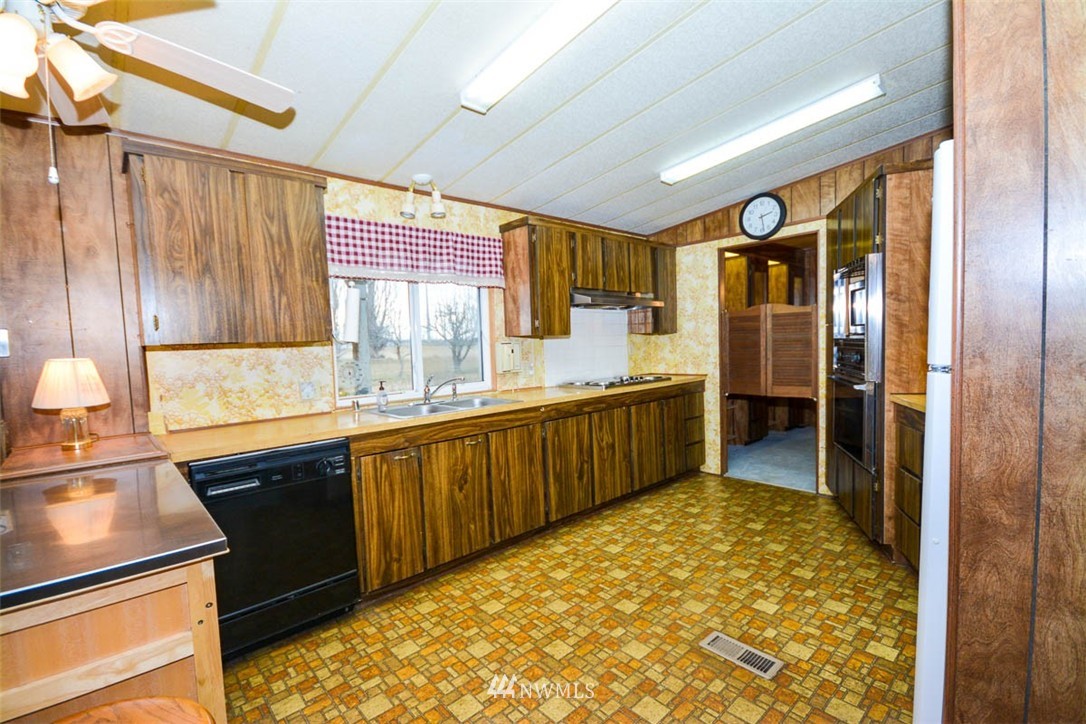 6884 Ferguson Road Northeast Moses Lake, WA 98837 - Photo 5 of 23