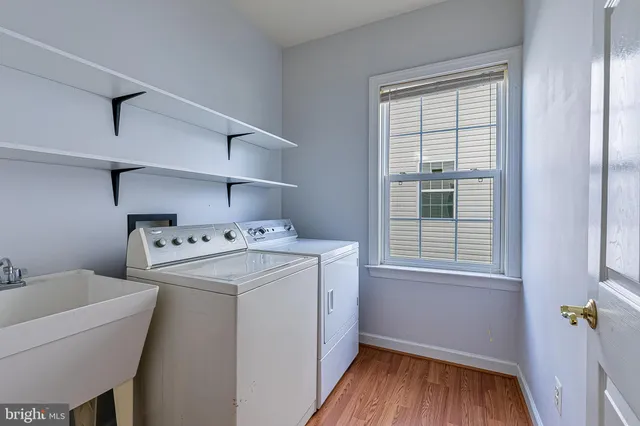 a view of empty room with window