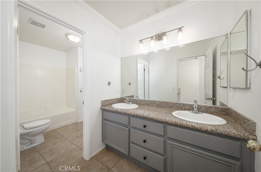 110 Clearview Court Tehachapi, CA 93561 - Photo 19 of 49 DUAL SINK UPPER BATH