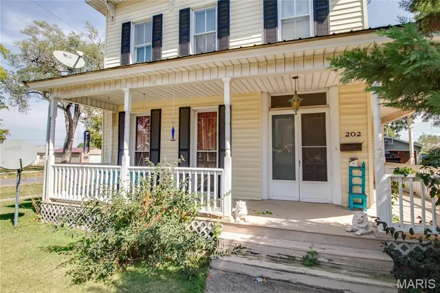 $195,000 | 202 Fourth Street, Carrollton, IL 62016