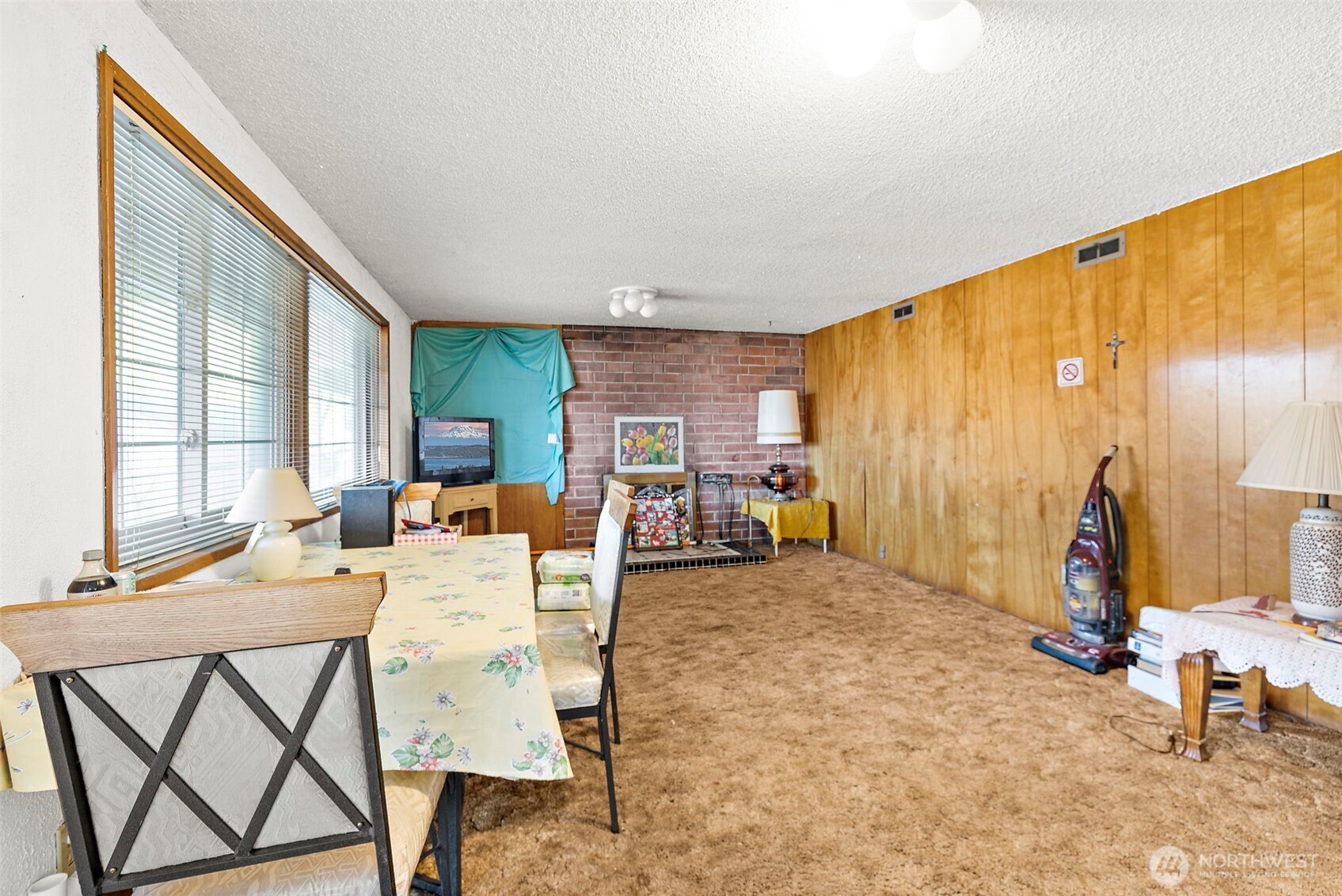 8829 20th Avenue Southwest Seattle, WA 98106 - Photo 24 of 40 a dining room with furniture and a window