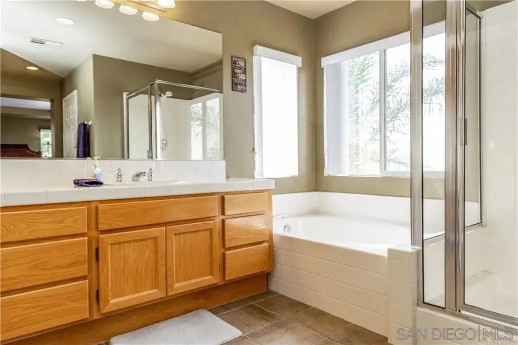 531 Poets Square Fallbrook, CA 92028 - Photo 14 of 19 a bathroom with a tub sink and mirror
