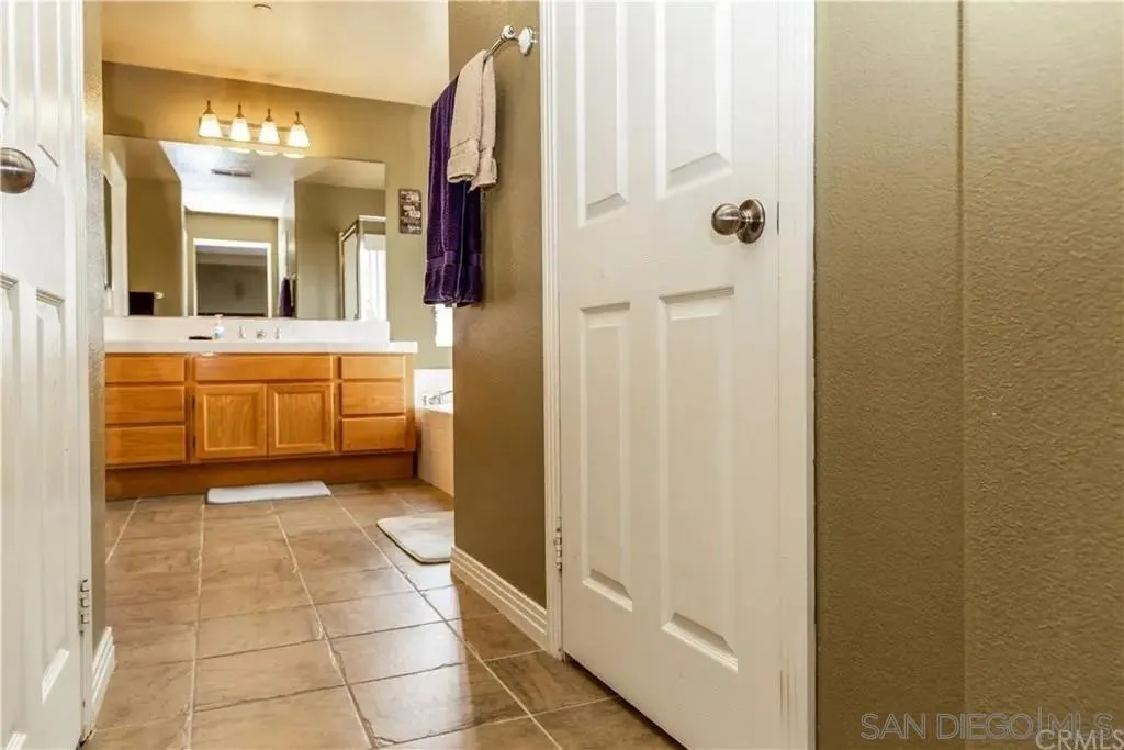 531 Poets Square Fallbrook, CA 92028 - Photo 15 of 19 a bathroom with a mirror and a shower