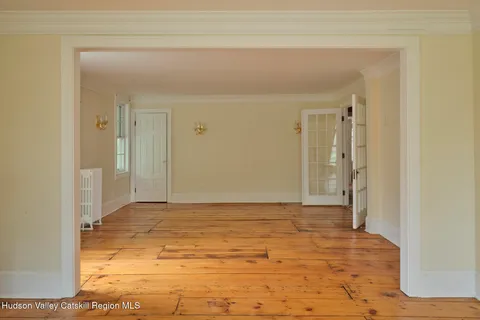 a view of entryway with interior