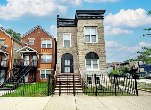 $2,200 | 209 South Albany Avenue, Unit 2, Chicago, IL 60612