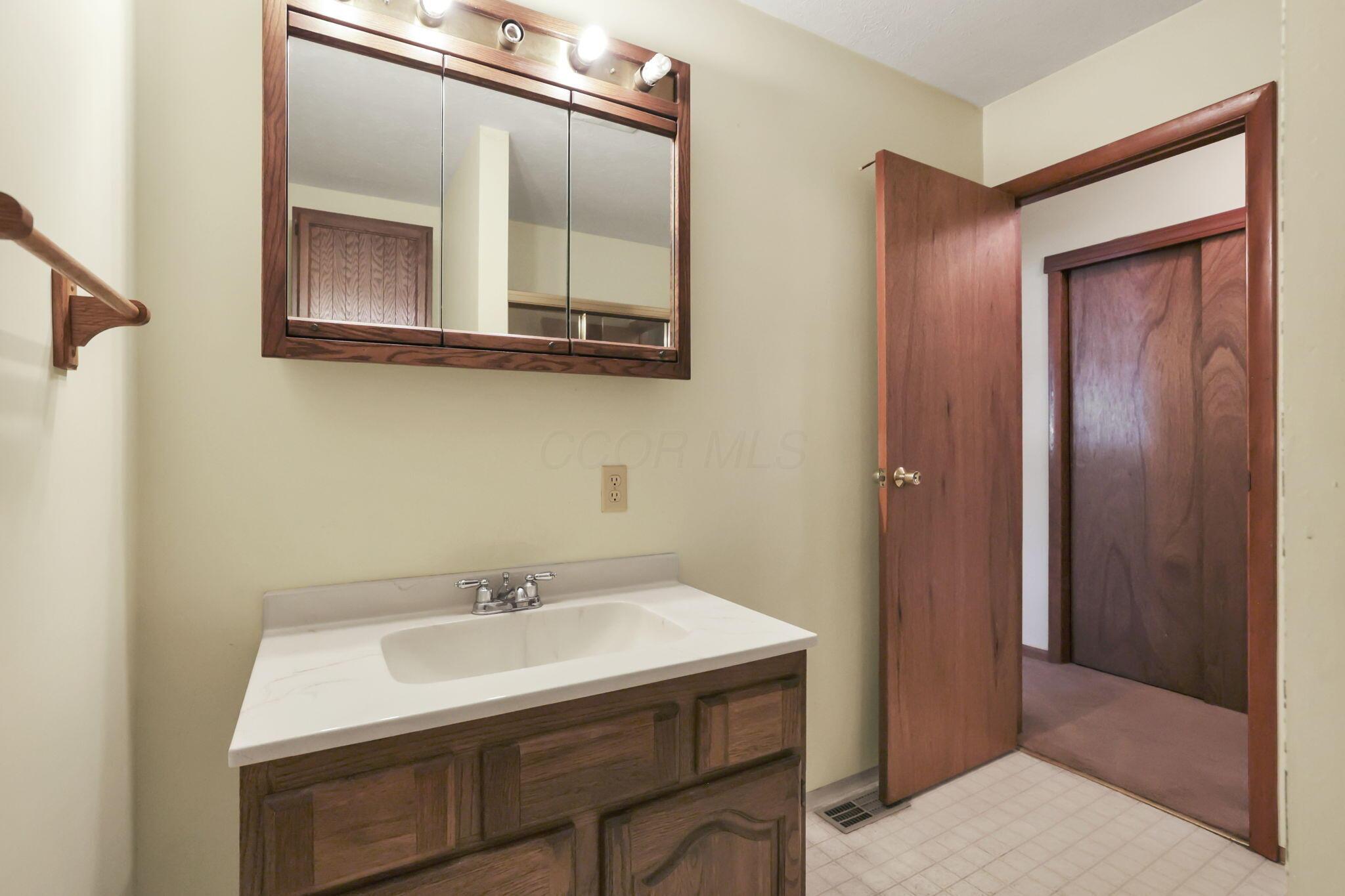6004 Radekin Road Columbus, OH 43232 - Photo 20 of 33 Full Bathroom