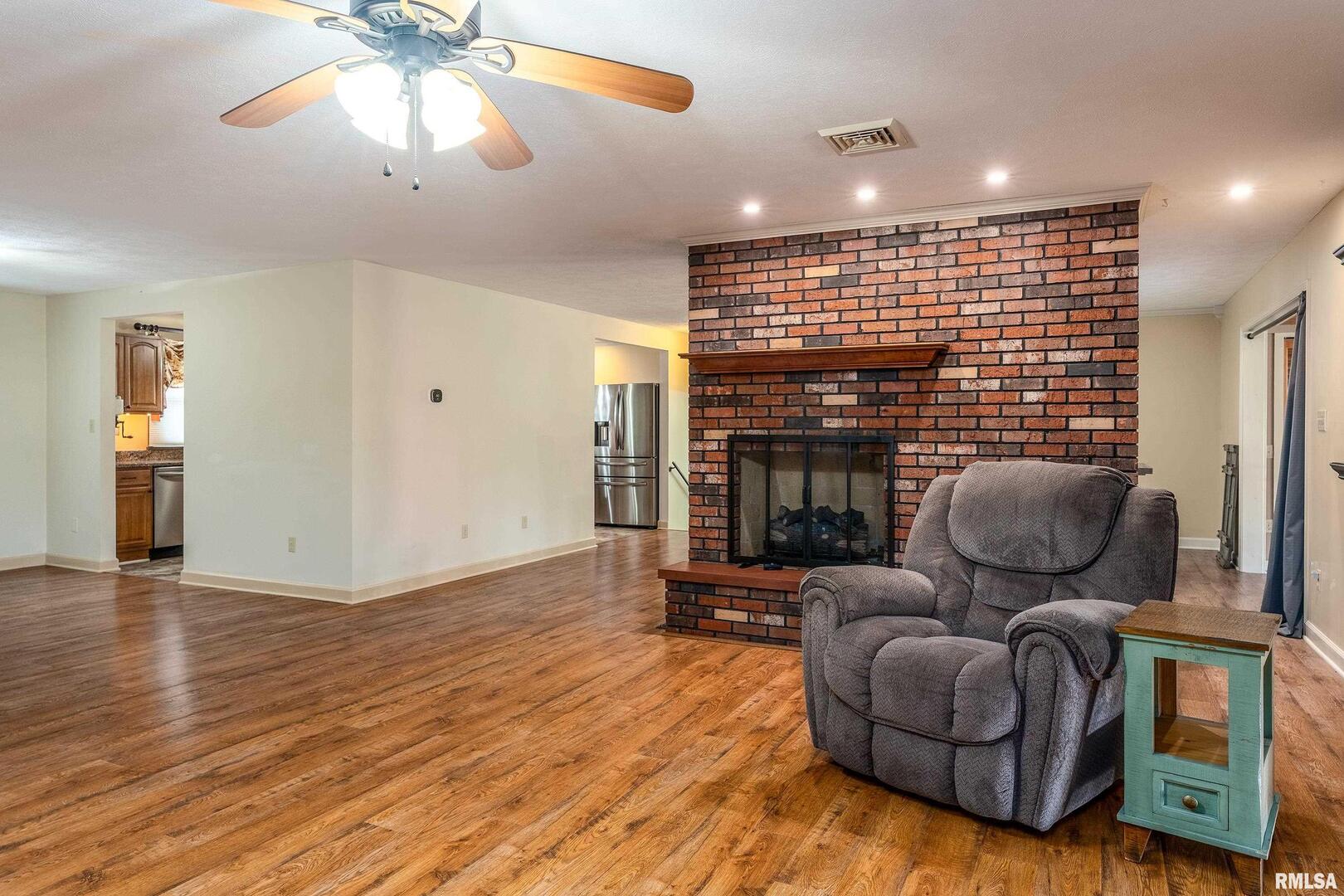 9784 Highway 127 Murphysboro, IL 62966 - Photo 9 of 60 a living room with furniture