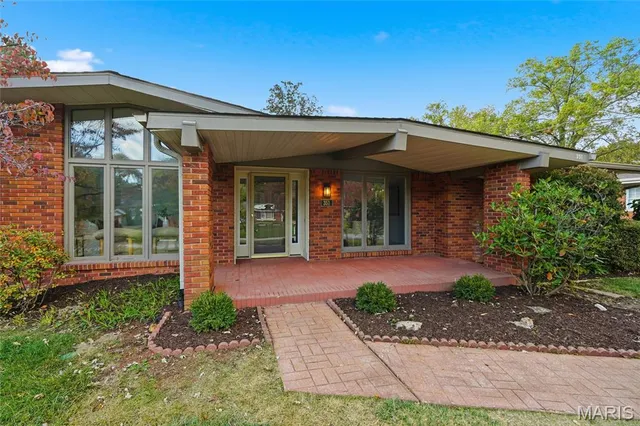 $574,000 | 351 Greenbriar Lane, Ballwin, MO 63011