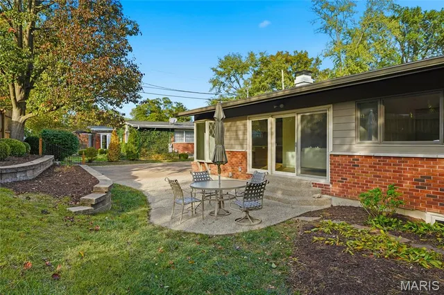 $574,000 | 351 Greenbriar Lane, Ballwin, MO 63011