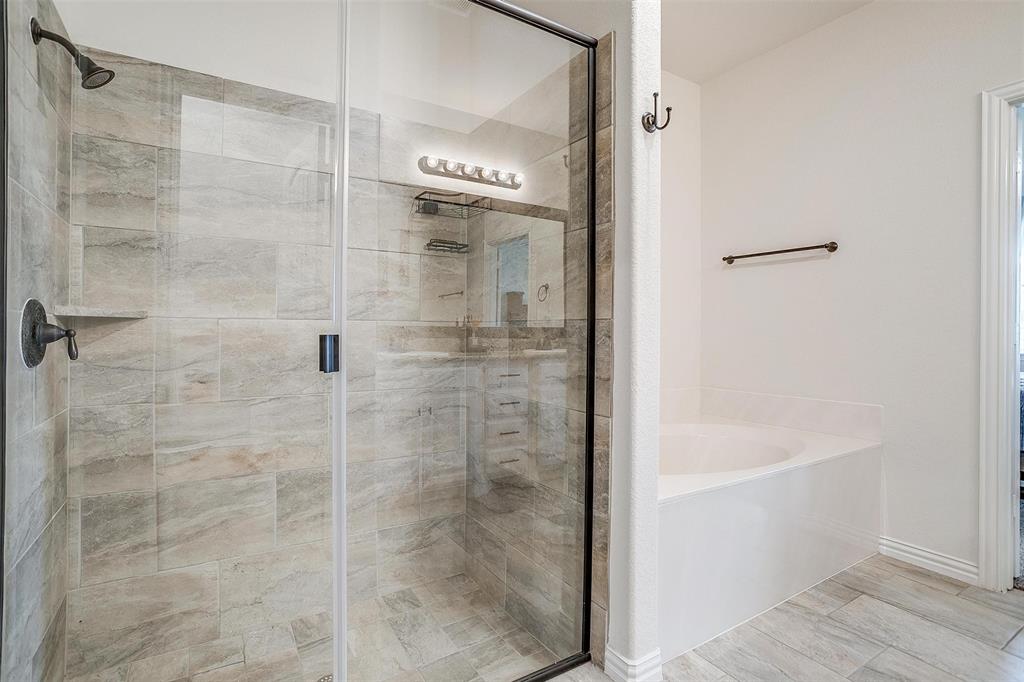 340 Sanger Drive Springtown, TX 76082 - Photo 22 of 38 a bathroom with a bathtub