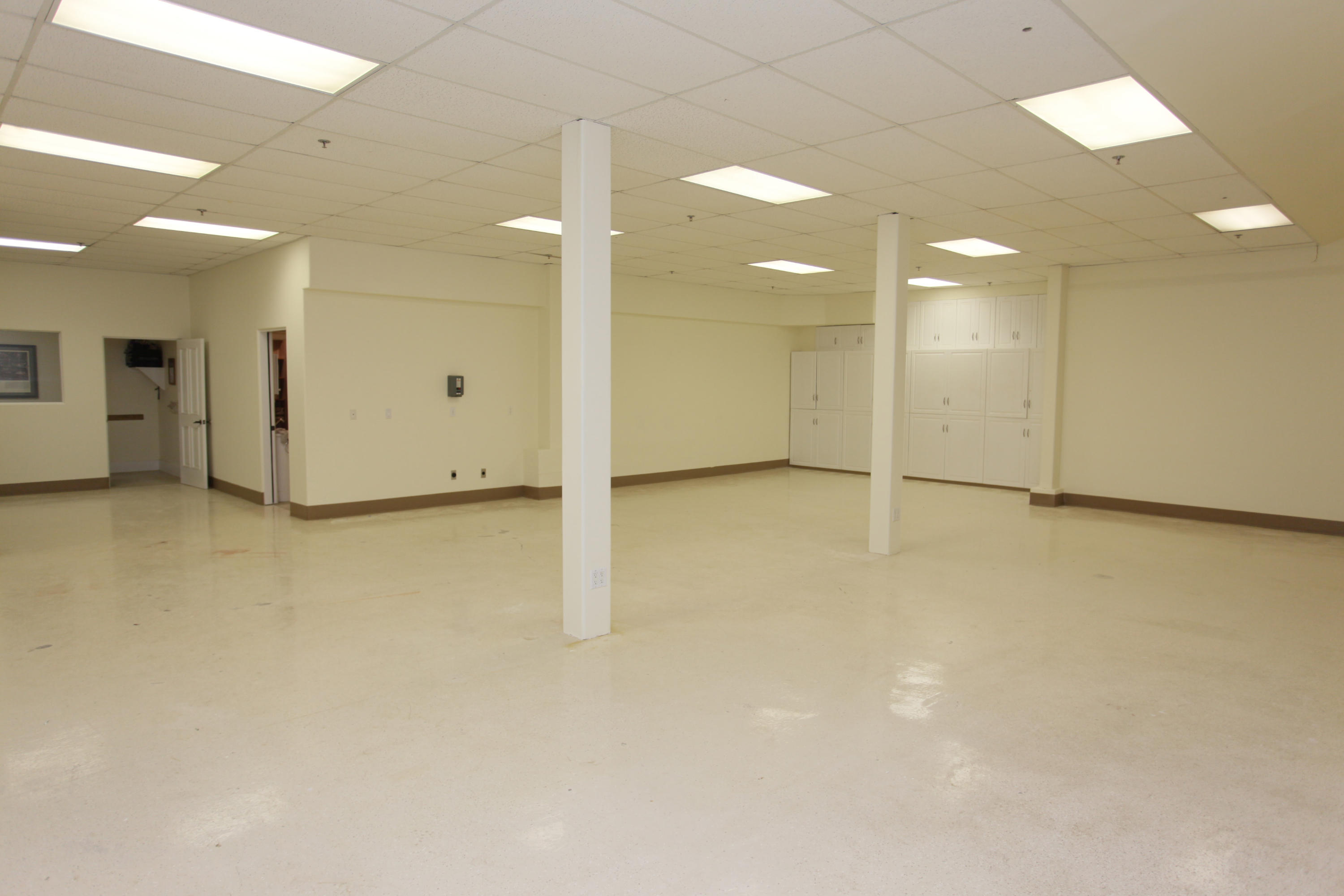 425 Ennisbrook Drive Montecito, CA 93108 - Photo 24 of 30 an empty room with a bathroom